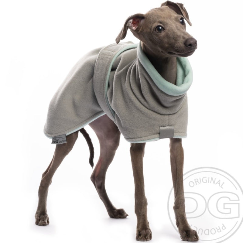 Whippet-Welpe, mit grauer Soft Fleece Jacke, von DG Dog Gear