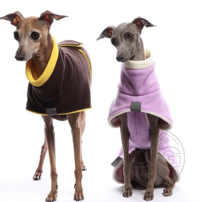 zwei Windspiele, mit braun-gelber Soft Fleece Jacke und lila-weißer Soft Fleece Jacke, von DG Dog Gear