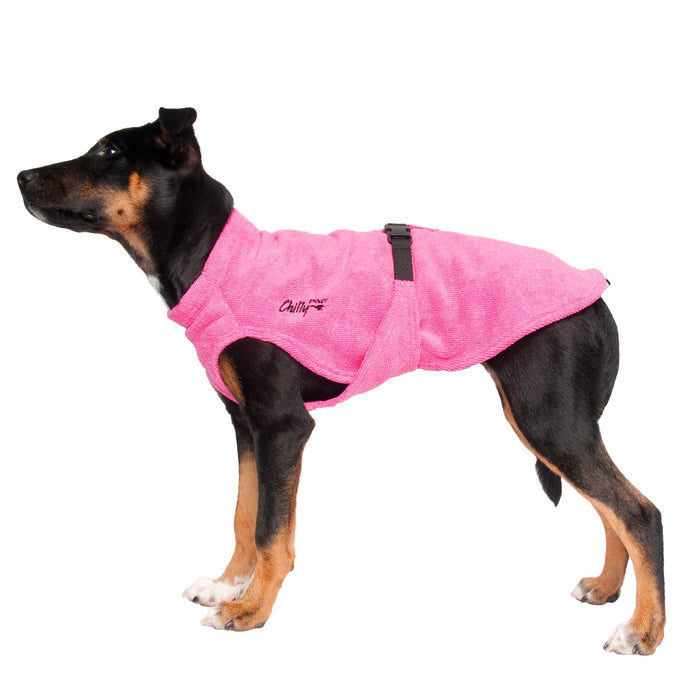 schwarzer Hund mit rosa Bademantel -Long & Lean von Chilly Dogs