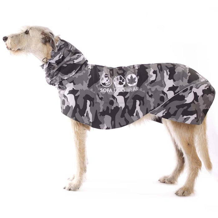Wolfshund mit Wind und Regenmantel Grey Camo, Manuel Vol4, von Sofa Dog Wear